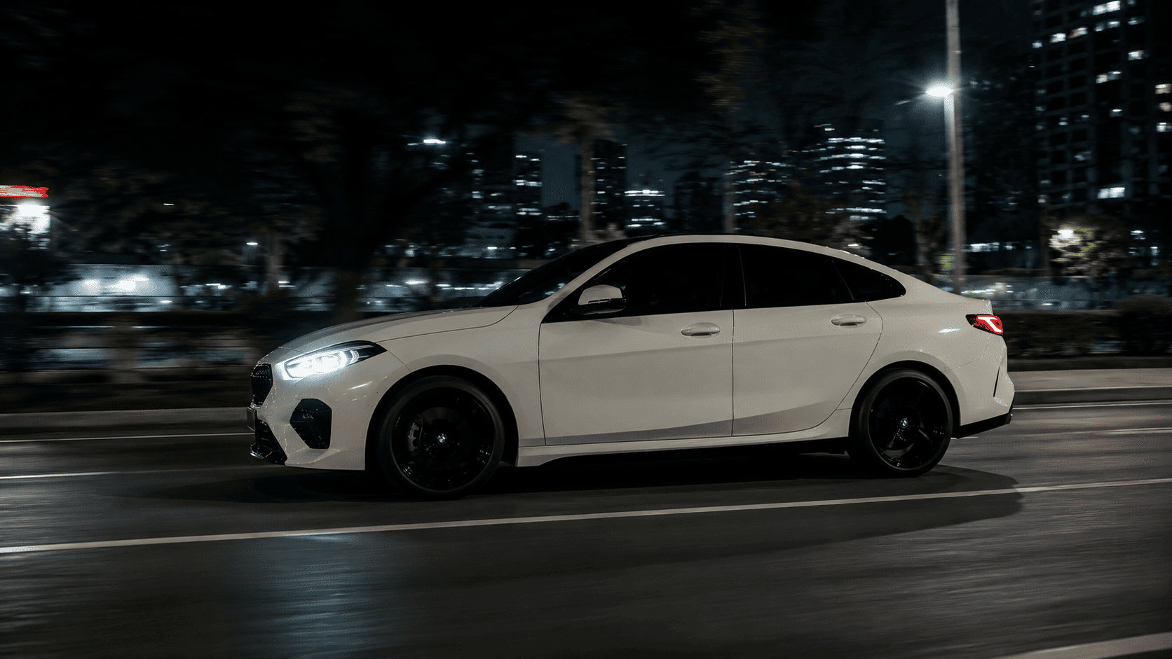 BMW 220i F74 rodando a noite com Piggyback Digital Tork One em imagem lateral.
